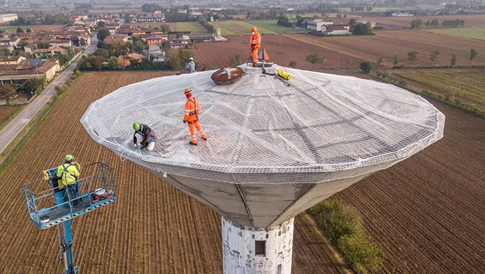 吉尼曲臂型高空作业平台高效助力水塔维修工作
